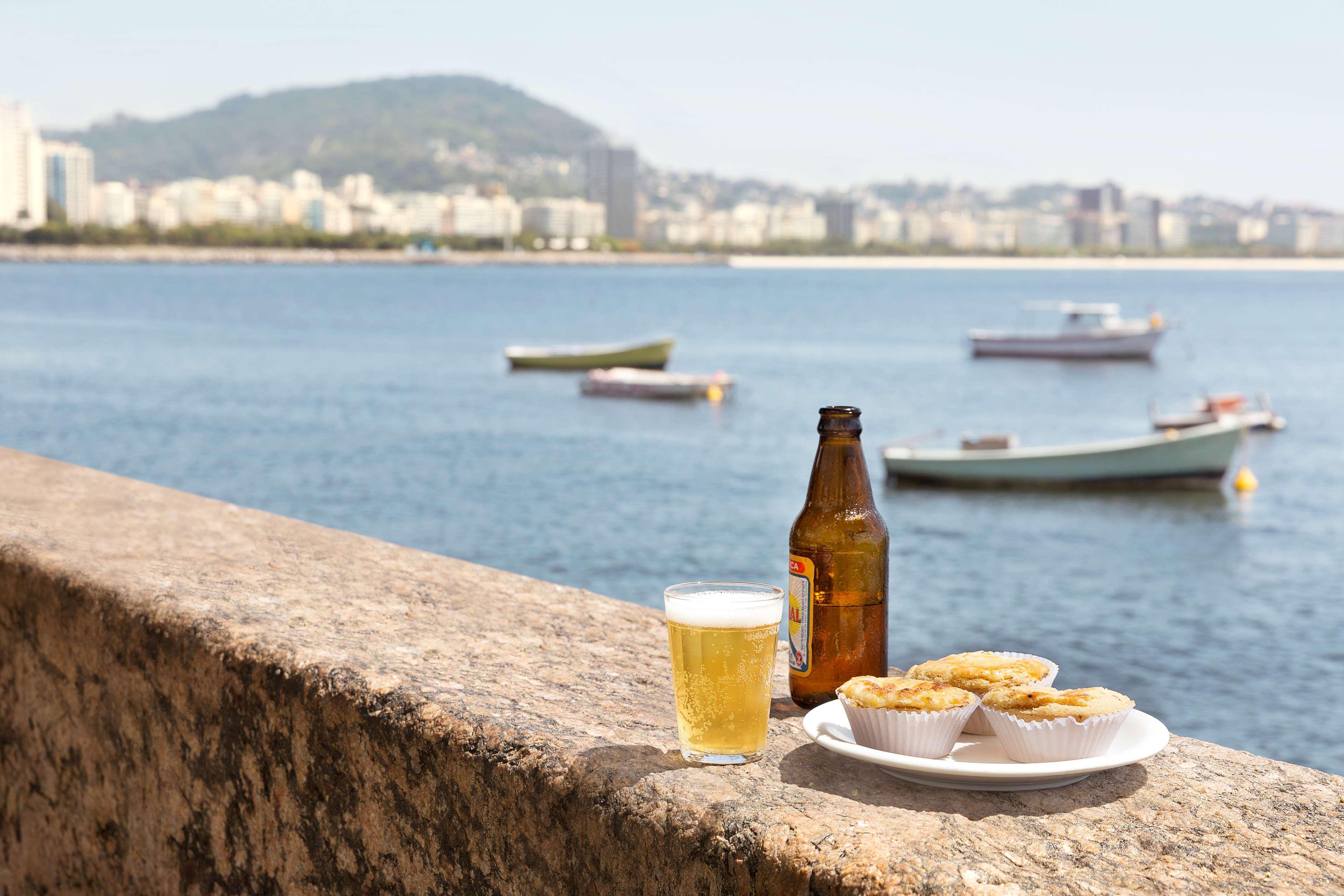 Hilton Copacabana Rio De Janeiro Luaran gambar A bottle of beer and a plate of paçoca