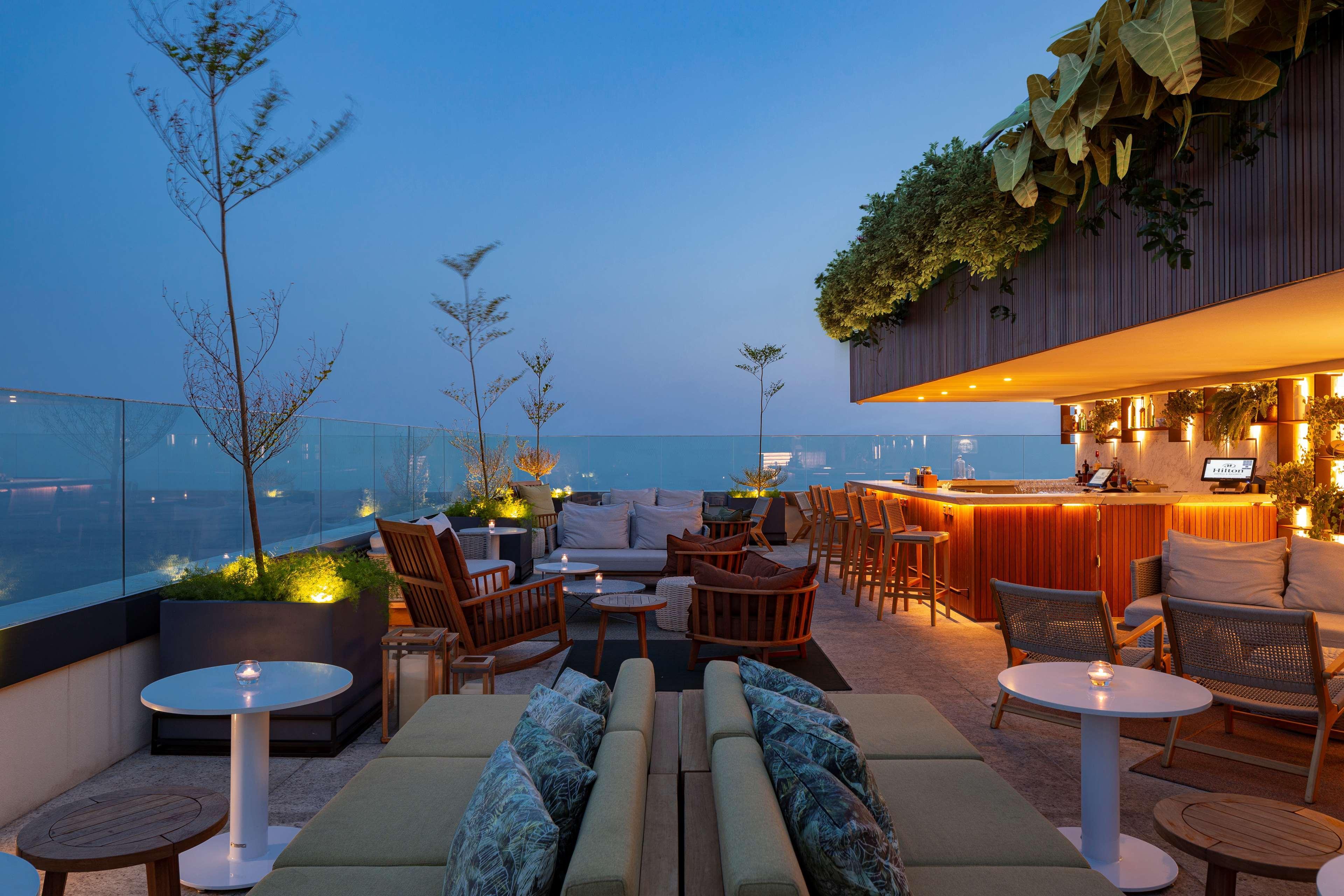 Hilton Copacabana Rio De Janeiro Luaran gambar The rooftop bar at the hotel