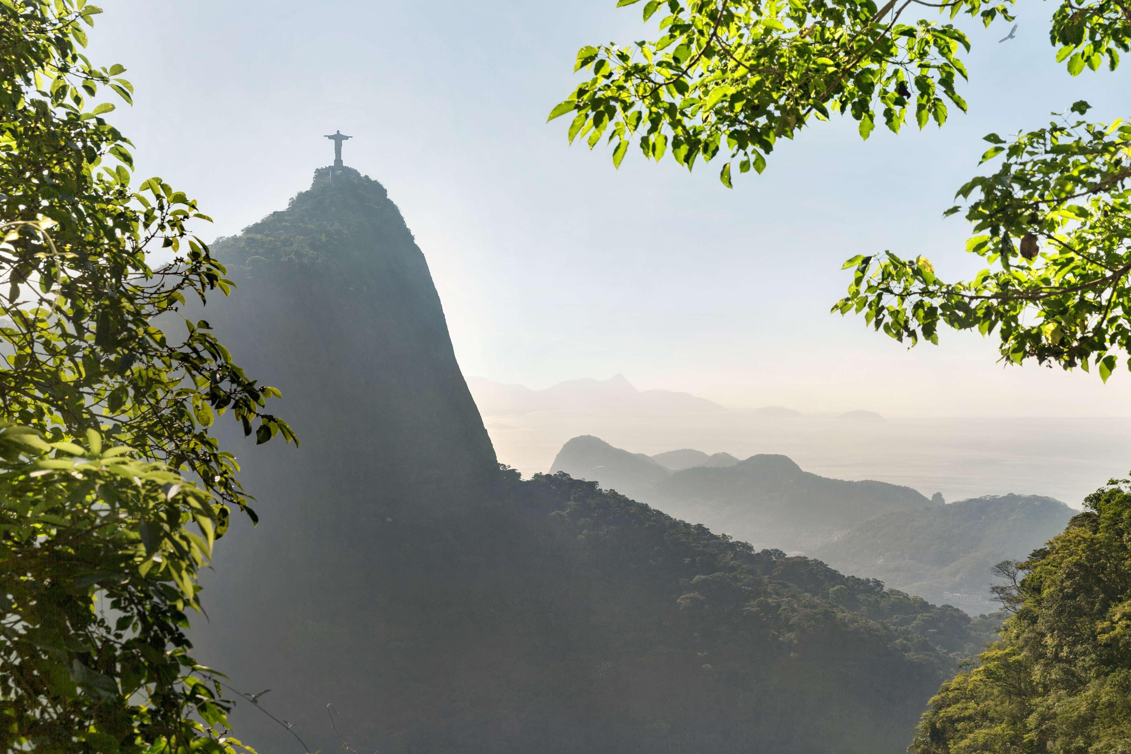 Hilton Copacabana Rio De Janeiro Luaran gambar The statue of Christ the Redeemer on top of Corcovado